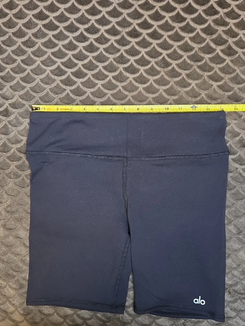 G454. Alo Airbrush High Waist Biker Shorts in Black - Size M - Picture 5 of 8